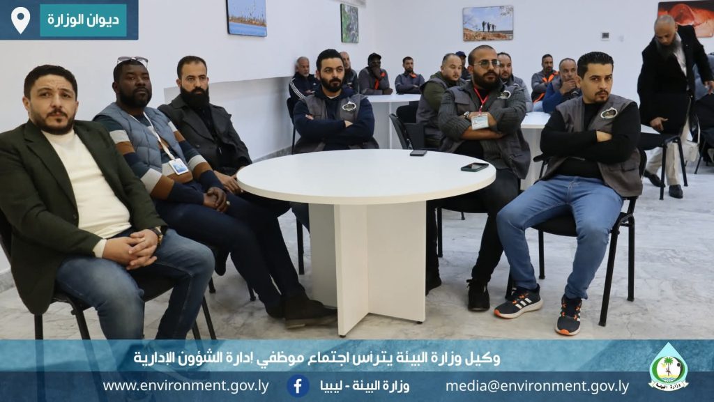 وكيل وزارة البيئة يترأس اجتماع موظفي إدارة الشؤون الإدارية 2 FB IMG 1768457494219