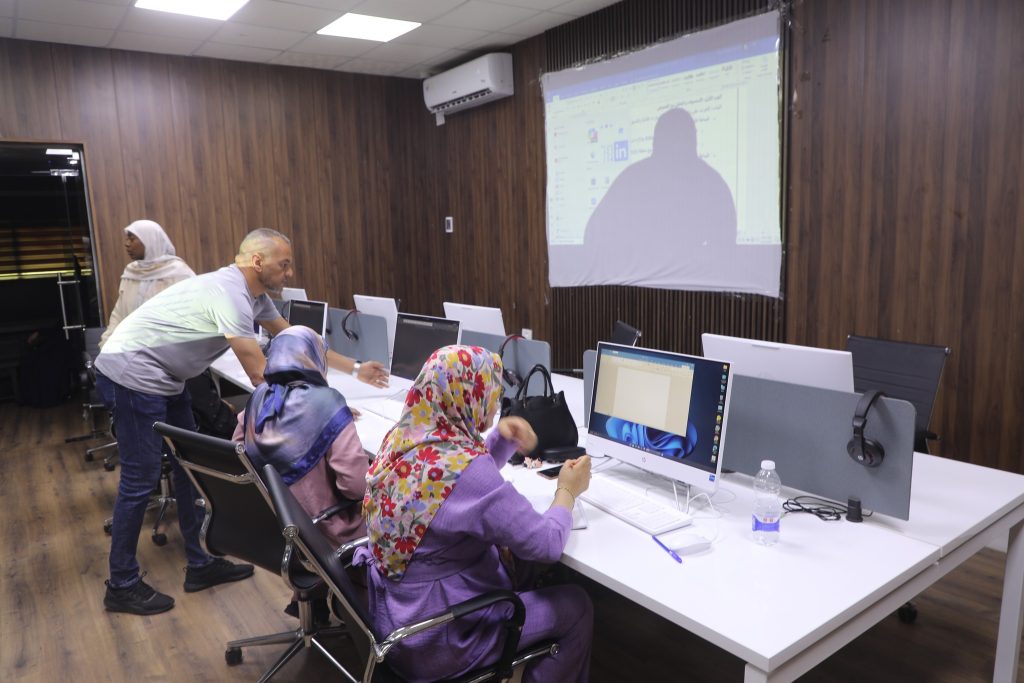 إفتتاح الدورات التدريبية المتخصصة في مجال برمجيات (مايكروسوفت أوفيس) 3 ورد 3