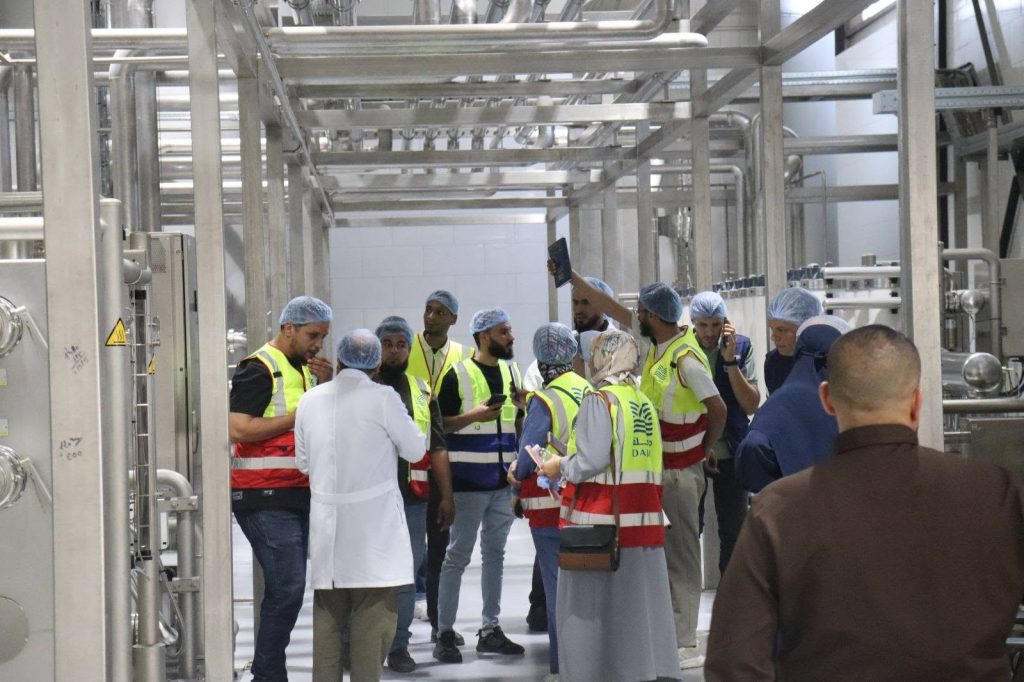 الدورة التدريبية الخاصة بمفتشي البيئة تنظم زيارة ميدانية لشركة السلوى للصناعات الغذائية ومصنع ذات العماد للحديد والصلب 5 زيارة 6
