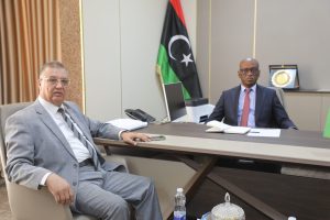 وزير البيئة يبحث سير العمل مع وكيل الوزارة 2 IMGL0001